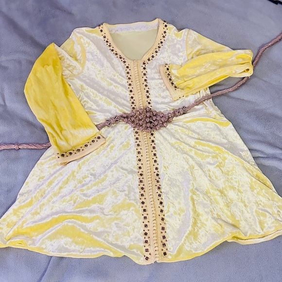 Elegant Moroccan Yellow short Keftan Tunic with Gold Accents - Picture 2 of 7